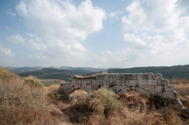 Ruinas de la fortaleza cruzada Templar Toron des Chevaliers del siglo XII cerca de Latrun. Israel. - Foto, imagen