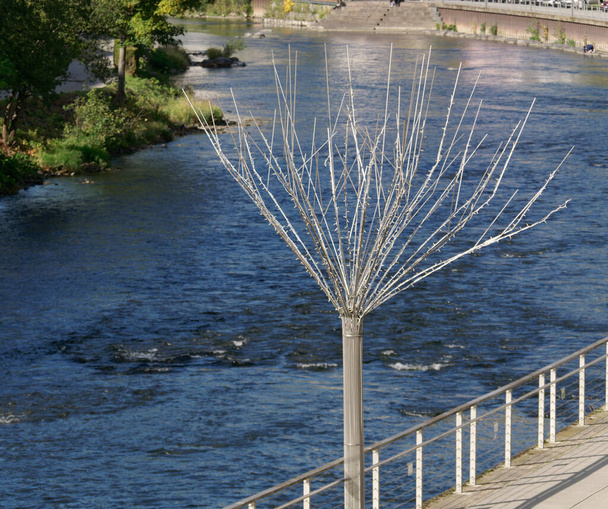 Sok drótfa áll a Lenne folyó mellett Altenában, drótváros, Lenneufer utca.. - Fotó, kép