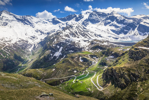 Estrada de montanha alpina entre a neve na primavera, Gran Paradiso Alps, Itália, perto da fronteira com a França - Foto, Imagem