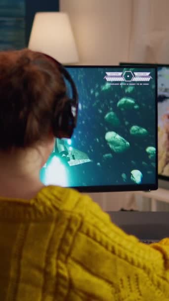Вертикальное видео: Эспаньол, играя в компьютерную видеоигру, радостно и весело празднует победу и успех. Онлайн-турнир по онлайн-трансляции с использованием технологий - Кадры, видео