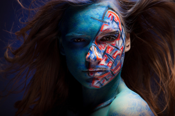 Yüz sanatıyla uğraşan kadın - Fotoğraf, Görsel