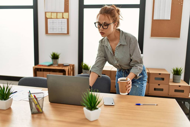 Jovem mulher caucasiana empresária usando laptop trabalhando no escritório - Foto, Imagem