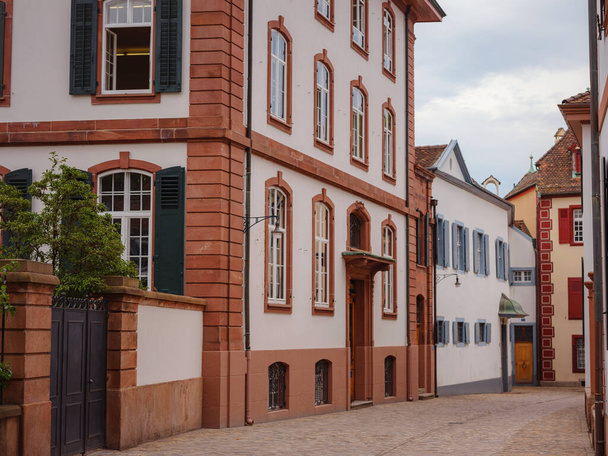 Здания в центре города Базель, Швейцария. Старый город в Европе. прогулка по центру города, фасады жилых домов - Фото, изображение