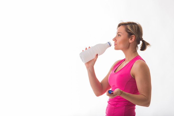 Fille athlète tenant une bouteille d'eau
 - Photo, image