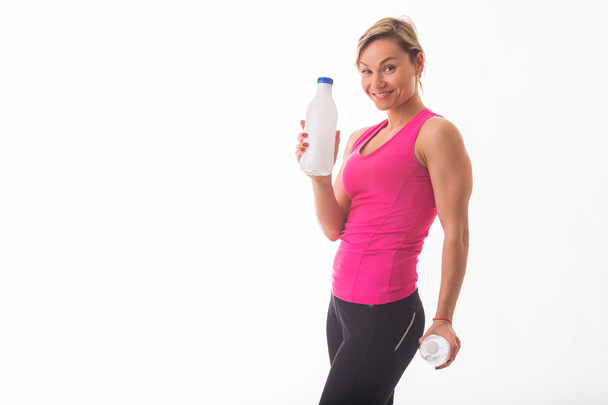 Sportlerin mit einer Flasche Wasser - Foto, Bild