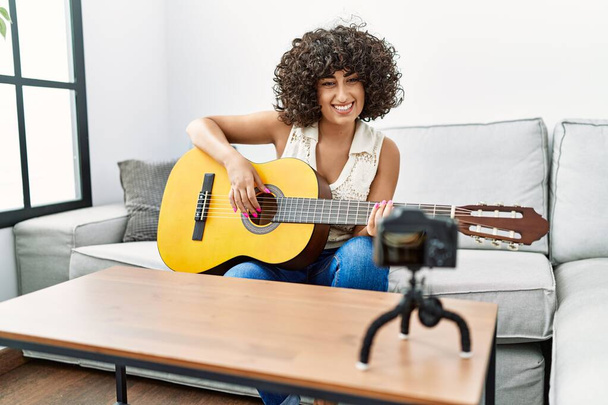Młoda kobieta na Bliskim Wschodzie o klasie gitara online w domu - Zdjęcie, obraz