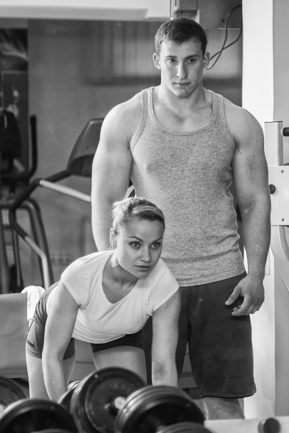 Άνδρας και γυναίκα εκπαιδευτεί στο γυμναστήριο - Φωτογραφία, εικόνα