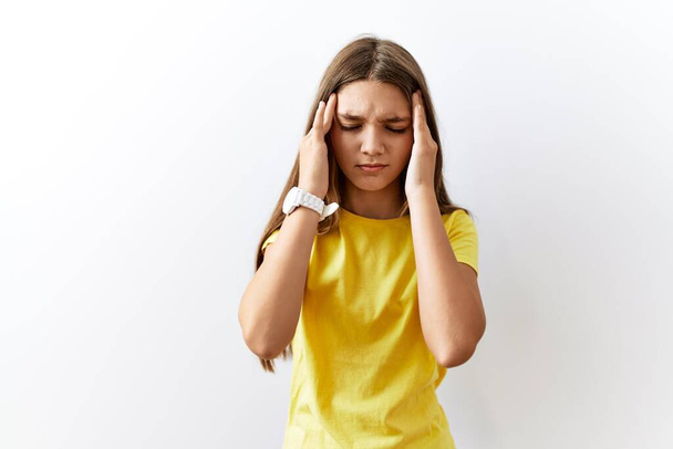 Mladá brunetka teenager stojící spolu nad izolovaným pozadím s rukou na hlavě, bolest hlavy, protože stres. trpící migréna.  - Fotografie, Obrázek