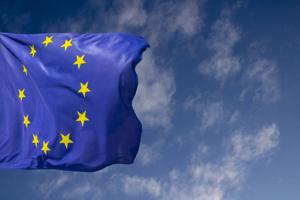 Η ευρωπαϊκή σημαία σχεδιάστηκε το 1955 και εγκαινιάστηκε επίσημα αργότερα το ίδιο έτος από το Συμβούλιο της Ευρώπης ως σύμβολο για ολόκληρη την Ευρώπη.. - Φωτογραφία, εικόνα