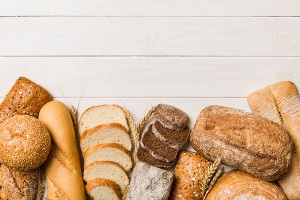 Hausgemachtes Naturbrot. Verschiedene Arten von frischem Brot als Hintergrund, Draufsicht mit Kopierraum. - Foto, Bild