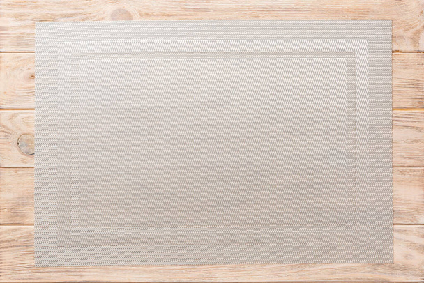 木製の背景に食べ物のための灰色のテーブルクロスのトップビュー。あなたのデザインのための空きスペース. - 写真・画像