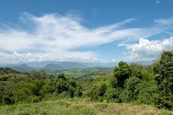 Paisaje natural en una tarde de verano. Tamesis, Antioquia, Colombia. - Foto, Imagen