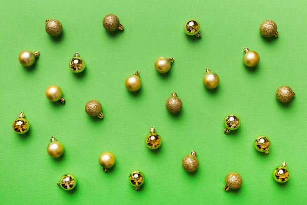 Christmas composition. a pattern of christmas balls on colored background. Flat lay, top view New year decor. - Foto, Bild