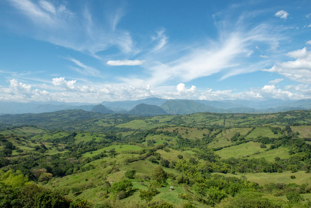 Tamesis 'teki panoramik manzara. Mavi gökyüzü ve ufukta dağ var. Kolombiya - Fotoğraf, Görsel