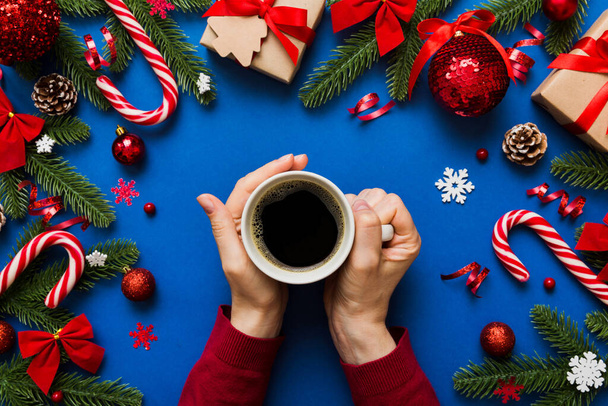 Femme tenant une tasse de café. Des mains de femme tenant une tasse avec du café chaud. Concept d'hiver et de Noël. - Photo, image