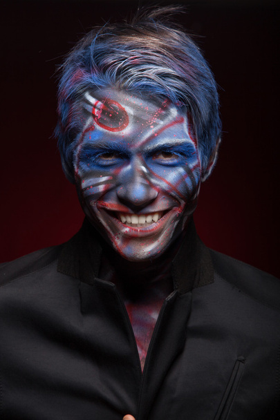 Хэллоуинский мужчина с окровавленным лицом
 - Фото, изображение
