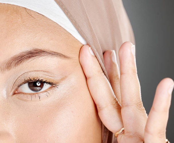 Schönheit, Hautpflege und Augen islamischer Frauen mit Naturkosmetik, Make-up oder Anti-Aging-Routine zur Selbstpflege. Wellness, Gesichtsästhetik und Gesichtsporträt eines muslimischen Mädchens mit glühender Haut und Hijab. - Foto, Bild