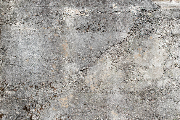 Gabion támfal betonból és kőből hegyvidéki terepen - Fotó, kép