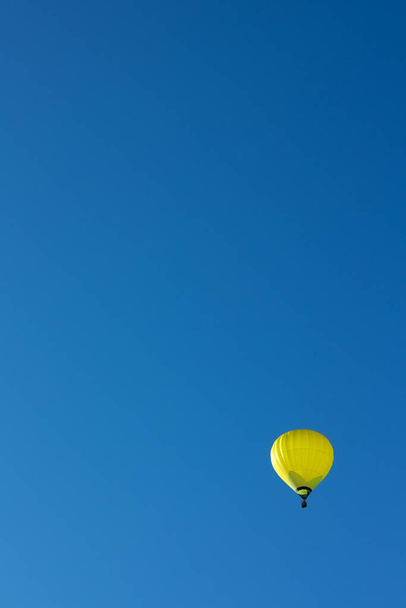 Montgolfière jaune sur fond bleu ciel. - Photo, image