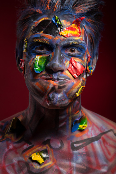 Homem de Halloween com sangrento rosto arte
 - Foto, Imagem
