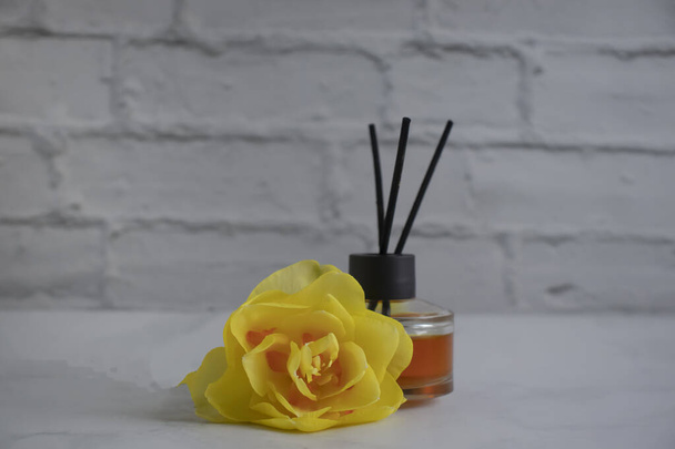 Perfume para el hogar, flor sobre un fondo claro - Foto, imagen