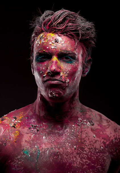 Homem com sangue corpo arte e rosto arte
 - Foto, Imagem