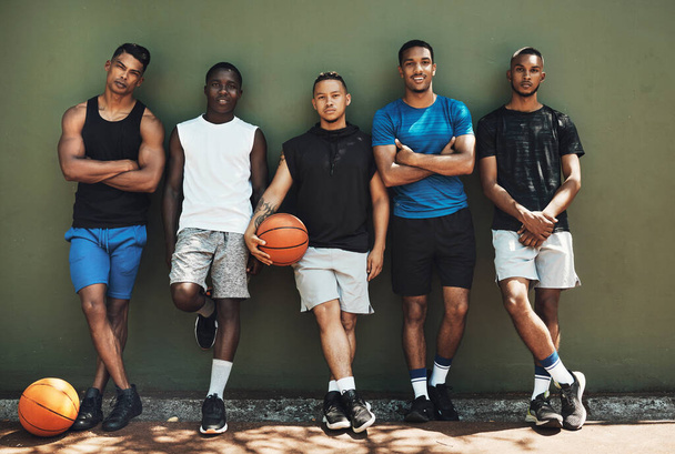 屋外のプロコートでのゲームのためのスポーツトレーニング後の肖像画、バスケットボールやチーム。競技場での試合のための運動とフィットネスを持つ男性のワークアウト、選手や健康的なグループ. - 写真・画像
