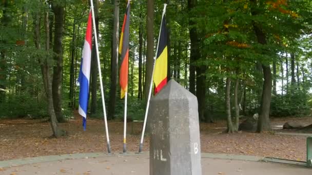 Hoek van drie landen. Het ontmoetingspunt van Duitsland, Nederland en België. Gemeenschappelijke grens, oriëntatiepunt met vlaggen. - Video
