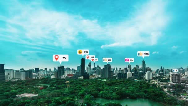 Los iconos de las redes sociales sobrevuelan el centro de la ciudad mostrando a la gente la conexión de reciprocidad a través de la plataforma de aplicaciones de redes sociales. Concepto para la comunidad en línea y la estrategia de marketing en redes sociales . - Imágenes, Vídeo