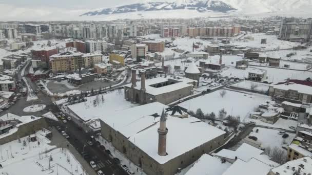 Vista de la gran mezquita cubierta de nieve en la ciudad de erzurum, la gran mezquita de Erzurum, uno de los lugares turísticos más importantes del pavo - Metraje, vídeo