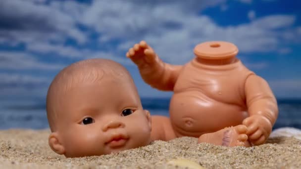 Bir kumsalda, kafasının üstünde bir oyuncak bebek vücudunun yanında etrafına bakıyor. - Video, Çekim