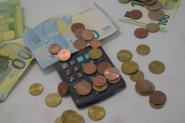 een euromunt, contant geld, financiën en betaalmiddelen - Foto, afbeelding