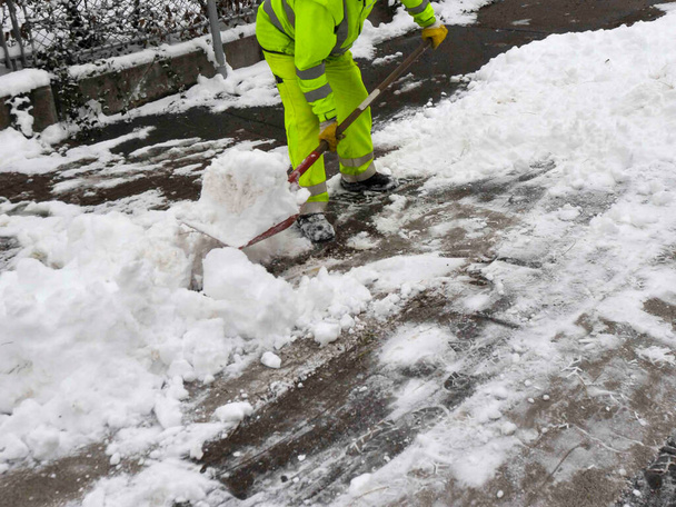 видалення снігу зі сніжною лопатою в зимовий час
 - Фото, зображення