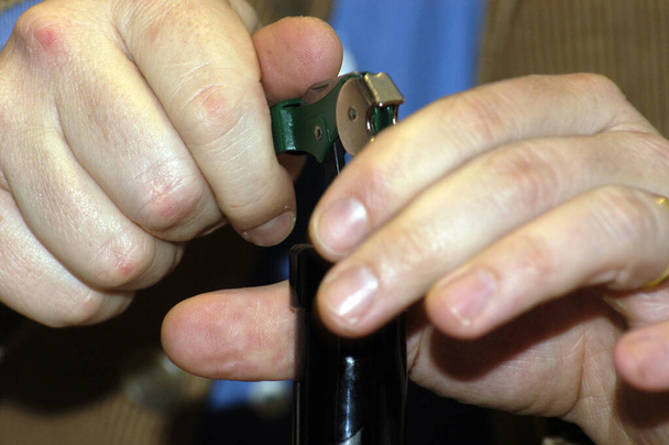 Cavatappi per aprire una bottiglia di vino, uno strumento da cucina comune - Foto, immagini