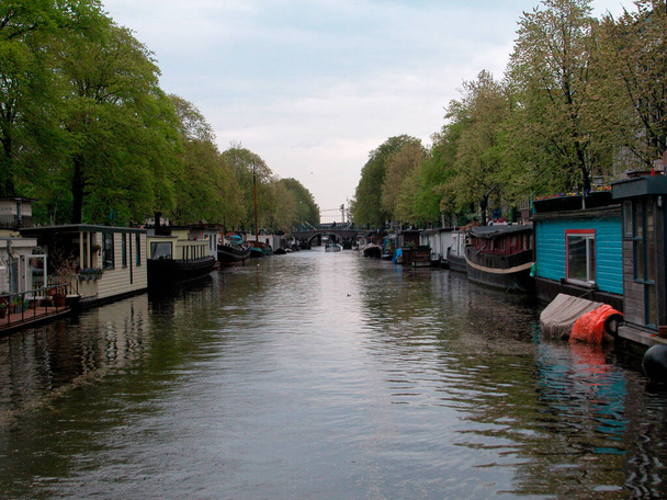 Schifffahrt auf einer Gracht oder einem Kanal in Amsterdam in den Niederlanden - Foto, Bild