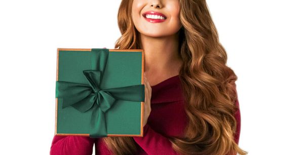 Cadeau d'anniversaire, de Noël ou de vacances, femme heureuse tenant un cadeau vert ou luxe boîte de beauté livraison par abonnement isolé sur fond blanc, portrait - Photo, image