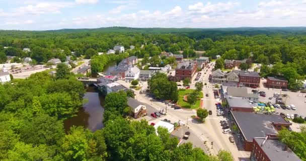 Milford town center luchtfoto uitzicht op Souhegan River, Milford Oval en Union Square in de stad van Milford, New Hampshire NH, Verenigde Staten.  - Video