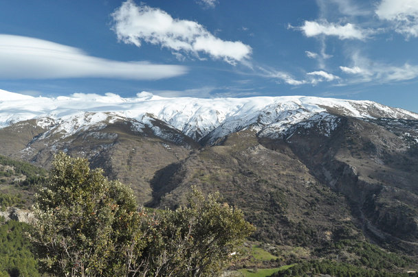 Sierra Nevada dağlarında Pradollano yakınındaki Güney İspanya. Karla kaplı tepeler. - Fotoğraf, Görsel