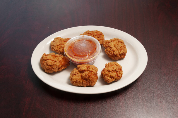 Plato de cocina americana conocido como alas de pollo deshuesadas - Foto, imagen