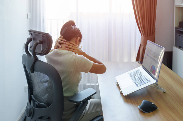 Kobieta cierpiąca na ból szyi i barku podczas pracy przez długi czas w miejscu pracy. z powodu fibromialgii, reumatyzmu, bólu szkaplerzowego, zespołu biurowego i ergonomicznej koncepcji - Zdjęcie, obraz