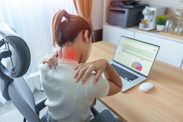 Femme ayant la douleur au cou et à l'épaule pendant le travail longtemps sur le lieu de travail. en raison de fibromyalgie, rhumatisme, douleur scapulaire, syndrome de bureau et concept ergonomique - Photo, image
