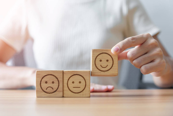 Hand auswählen Lächeln Gesicht von Emotion Block für Kundenbewertung, gute Erfahrung, positives Feedback, Zufriedenheit, Umfrage, Bewertung, Bewertung, Stimmung, Welt psychische Gesundheit Konzept - Foto, Bild