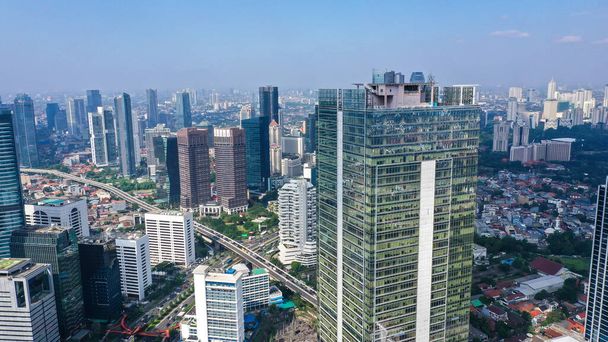 Widok z lotu ptaka budynków biurowych w centrum biznesowej dzielnicy Dżakarty, zobacz Indonesiaaerial nowoczesnych biurowców w błękitne niebo, w dzielnicy biznesowej Dżakarty, Indonezja. - Zdjęcie, obraz