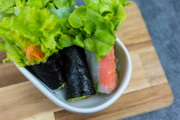 Yengeç çubuklu yosun salatası. Sağlıklı yemek tarzı. - Fotoğraf, Görsel