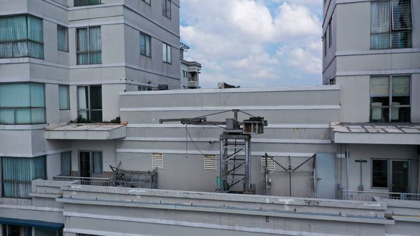 Κατασκευή γερανών και κρηπιδωμάτων για το πλύσιμο των παραθύρων στην οροφή του κτιρίου. - Φωτογραφία, εικόνα