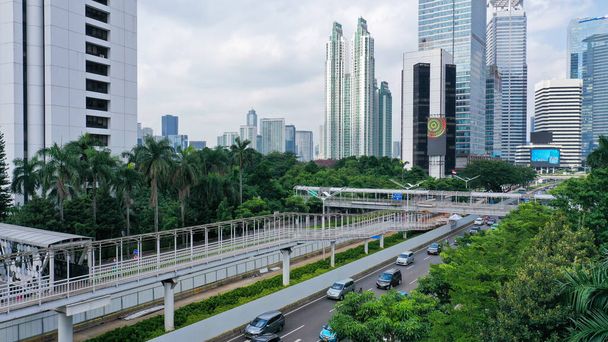 Η επιχειρηματική περιοχή της Τζακάρτα κατά μήκος Jalan Sudirman, μία από τις κύριες λεωφόρους της πόλης, είναι γραμμή με πολλές τράπεζες HQ και άλλους πύργους γραφείων. Τζακάρτα είναι πρωτεύουσα της Ινδονησίας. - Φωτογραφία, εικόνα