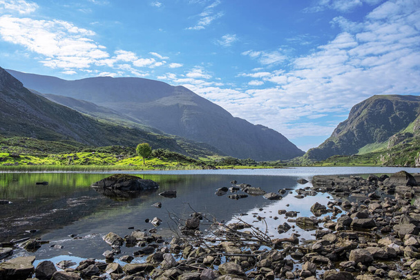 穏やかな湖の美しい反射,ダンローのギャップ,アイルランド - 写真・画像