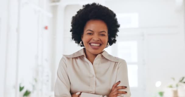 オフィス、笑顔と黒の女性は、スタートアップの成功、キャリアの進歩や企業の発展に満足している。若いアフリカの起業家、労働者または両腕、誇りや満足感を持つ中小企業の所有者. - 映像、動画