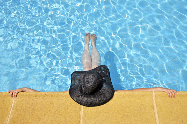 vrouwen in een ontspannen positie in het zwembad met pamela - Foto, afbeelding