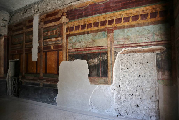 Помпеї, Кампанія, Італія - 14 жовтня 2021 р.: внутрішня частина вілли Містерій, римська резиденція, розташована за стінами стародавнього міста Помпеї. - Фото, зображення